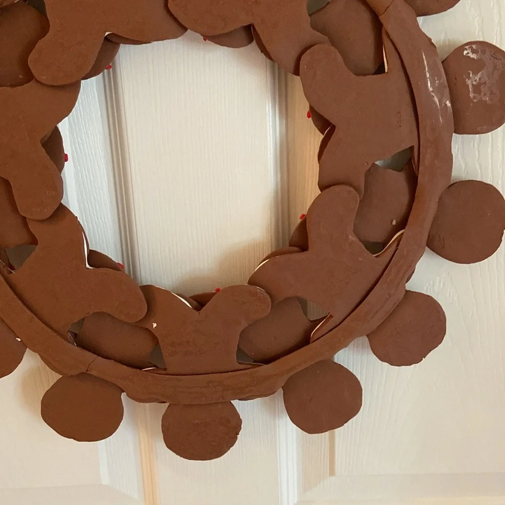 18” Gingerbread Men Christmas Wreath Layered Decorated w/ White & Red Icing - Picture 13 of 16